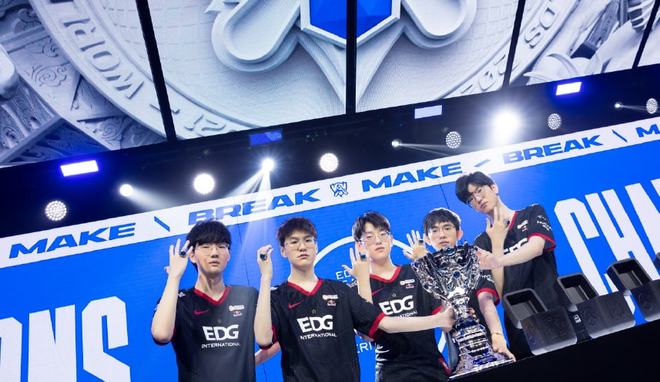 80秒内梅开二度,3场5球,前曼联射手力助马赛在法甲登顶 青木王闪耀...